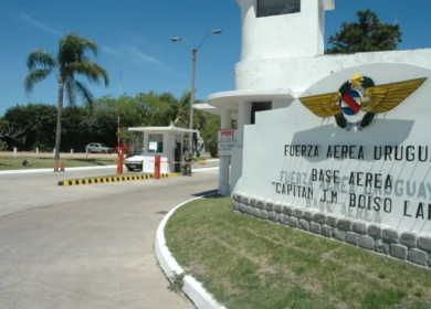 Denuncian que Fuerza Aérea espió a oficial que integra banda de rock que tocó en un acto del FA